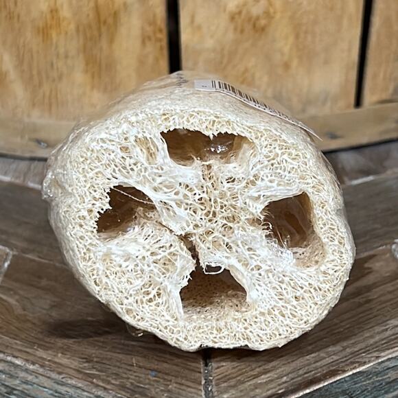 NEW Earth Therapeutics Natural Loofah Body Scrubber - Picture 3 of 4